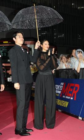 　雨の吹き込む中笑顔の鈴木亮平、菜々緒（撮影・金田祐二）