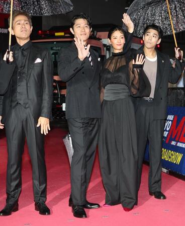 　雨の吹き込む中、笑顔の（左から）江口洋介、鈴木亮平、菜々緒、賀来賢人（撮影・金田祐二）