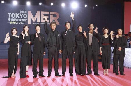 　手を振る（左から）宮澤エマ、生見愛瑠、高杉真宙、江口洋介、鈴木亮平、菜々緒、賀来賢人、石田ゆり子、松木彩監督（撮影・金田祐二）