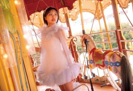 　弓桁朱琴の初写真集「ａｋｏ　ｓｅｖｅｎｔｅｅｎ」内カット