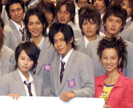 　「花ざかりの君たちへ」の制作発表に出席した（前列左から）堀北真希、小栗旬、紺野まひる（２００７年撮影）