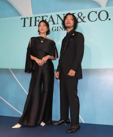 　夫婦で登場した上野樹里（左）と和田唱＝１０日