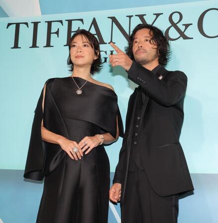 　夫婦で登場した上野樹里（左）と和田唱＝１０日