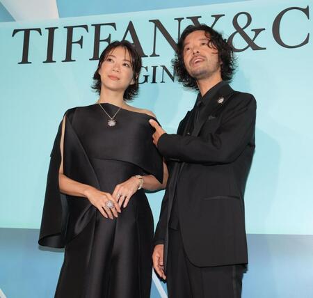 　夫婦で登場した上野樹里（左）と和田唱＝１０日
