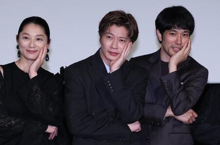 　“太宰ポーズ”の（左から）小池栄子、田中圭、松山ケンイチ（撮影・金田祐二）