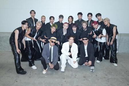 　開演前に写真撮影する（前列左から）Ｄｅｅ、ＥＸＩＬＥ　ＮＡＯＴＯ、ＳＨＩＧＥとファイナリスト１６人