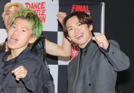 　中屋京太朗（手前左）らＬＤＨ　ＳＣＲＥＡＭのメンバーを激励したＥＸＩＬＥ　ＮＡＯＴＯ（撮影・吉澤敬太）