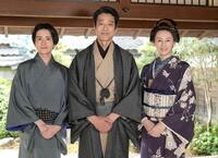 　（左から）雨清水三之丞役の板垣李光人、雨清水傳役の堤真一、雨清水タエ役の北川景子