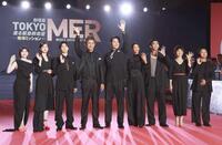 　手を振る（左から）宮澤エマ、生見愛瑠、高杉真宙、江口洋介、鈴木亮平、菜々緒、賀来賢人、石田ゆり子、松木彩監督（撮影・金田祐二）