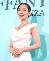 　真っ白なドレスで登場した吉岡里帆