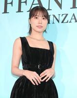 　黒のドレスで登場する有村架純