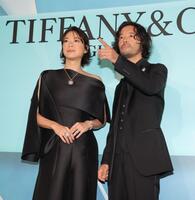 　夫婦で登場した上野樹里（左）と和田唱＝１０日