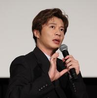 　舞台あいさつで撮影の様子を語る田中圭（撮影・金田祐二）