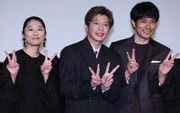 　大ヒットを喜ぶ（左から）小池栄子、田中圭、松山ケンイチ（撮影・金田祐二）