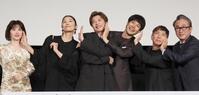 　大ヒットにノリノリの（左から）宮澤エマ、小池栄子、田中圭、松山ケンイチ、梶原善、三谷幸喜監督（撮影・金田祐二）