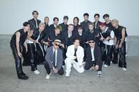 　開演前に写真撮影する（前列左から）Ｄｅｅ、ＥＸＩＬＥ　ＮＡＯＴＯ、ＳＨＩＧＥとファイナリスト１６人