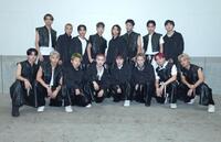 　最終審査の開演前にポーズを決めたファイナリスト１６人