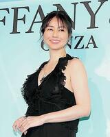 　７月１０日、黒いドレスで登場した井川遥＝ティファニー銀座