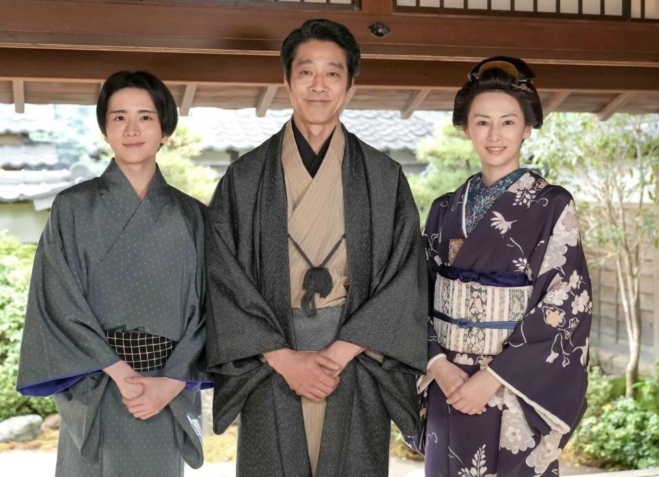 　（左から）雨清水三之丞役の板垣李光人、雨清水傳役の堤真一、雨清水タエ役の北川景子