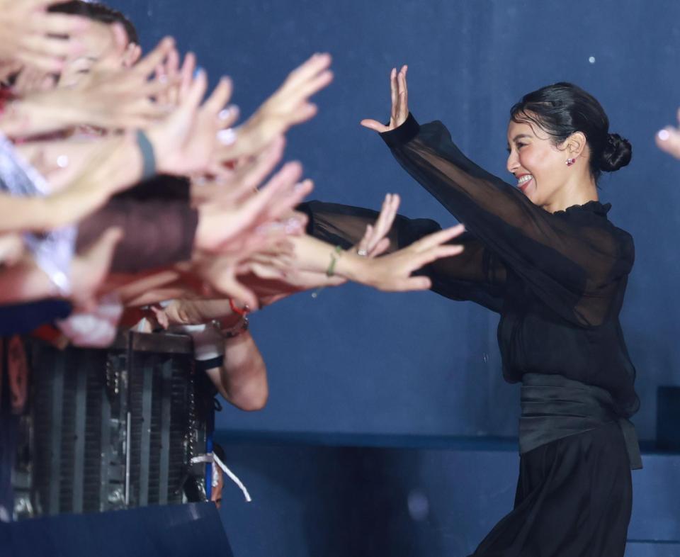 　ファンに笑顔の菜々緒（撮影・金田祐二）