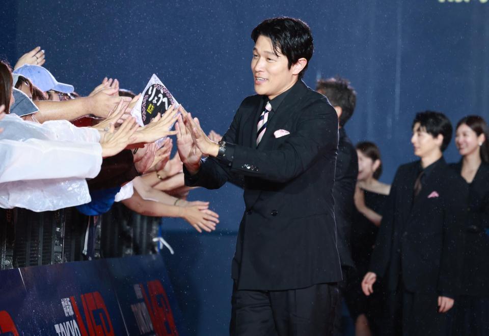 　ファンとタッチする鈴木亮平（撮影・金田祐二）