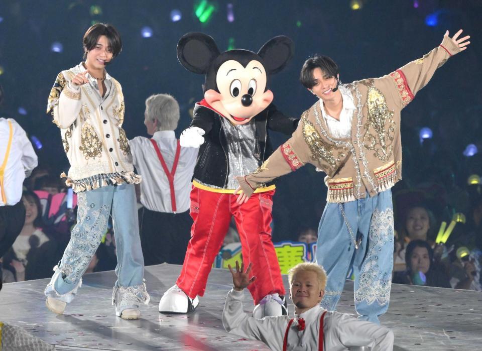 　ミッキーマウスと「Ｗｈａｔ　Ｗｅ　Ｇｏｔ～奇跡はきみと～」を披露するＫｉｎｇ＆Ｐｒｉｎｃｅ　Ⓒ２０２５　Ｄｉｓｎｅｙ