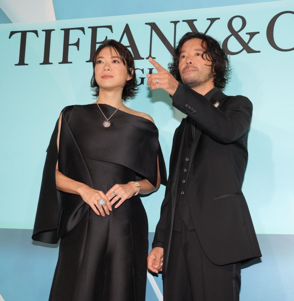 　夫婦で登場した上野樹里（左）と和田唱＝１０日