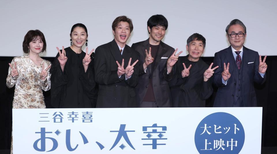　大ヒットにノリノリの（左から）宮澤エマ、小池栄子、田中圭、松山ケンイチ、梶原善、三谷幸喜監督（撮影・金田祐二）