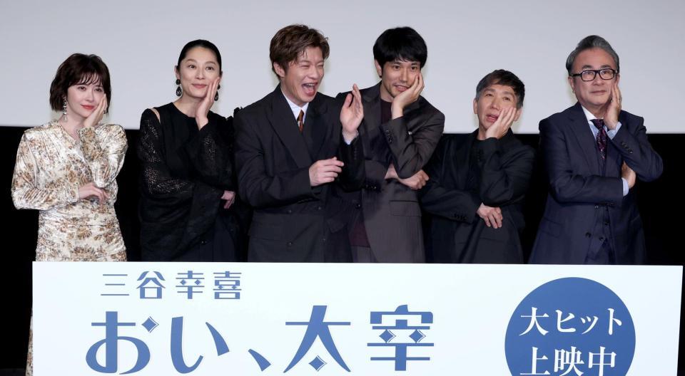 　“太宰ポーズ”の（左から）宮澤エマ、小池栄子、田中圭、松山ケンイチ、梶原善、三谷幸喜監督（撮影・金田祐二）