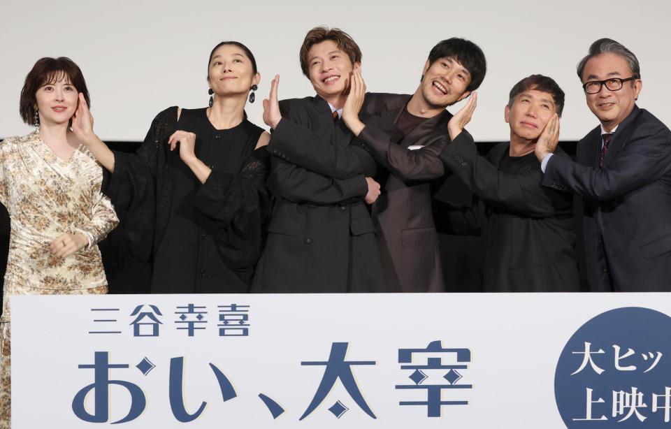 　大ヒットにノリノリの（左から）宮澤エマ、小池栄子、田中圭、松山ケンイチ、梶原善、三谷幸喜監督（撮影・金田祐二）