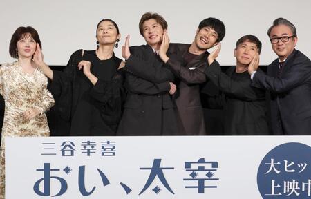 　大ヒットにノリノリの（左から）宮澤エマ、小池栄子、田中圭、松山ケンイチ、梶原善、三谷幸喜監督（撮影・金田祐二）