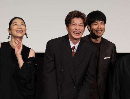 　笑顔で舞台あいさつに登場した（左から）小池栄子、田中圭、松山ケンイチ（撮影・金田祐二）