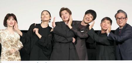 　上機嫌でポーズを決める（左から）宮澤エマ、小池栄子、田中圭、松山ケンイチ、梶原善、三谷幸喜監督（撮影・金田祐二）