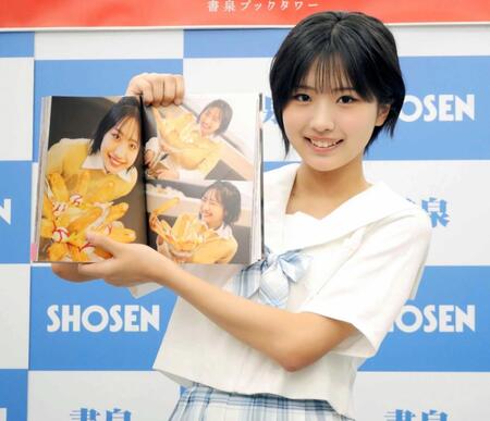 　お気に入りカットを披露する弓桁朱琴