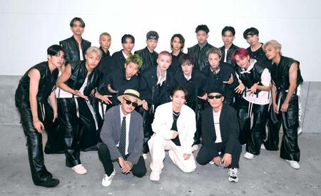 　開演前に写真撮影する（前列左から）Ｄｅｅ、ＥＸＩＬＥ　ＮＡＯＴＯ、ＳＨＩＧＥ。後列はファイナリスト１６人
