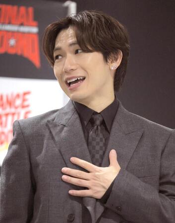 　ＬＤＨ　ＳＣＲＥＡＭのメンバーたちを祝福するＥＸＩＬＥ　ＮＡＯＴＯ（撮影・吉澤敬太）