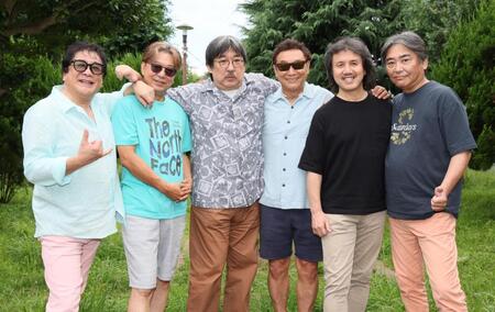 　ポーズを決める「杉山清貴＆オメガトライブ」の（左から）吉田健二、大島孝夫、大阪哲也、杉山清貴、高島信二、西原俊次（撮影・石井剣太郎）