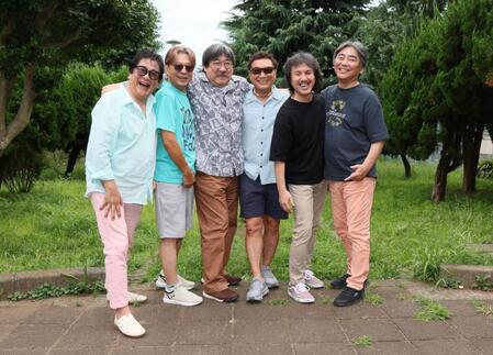 　ポーズを決める「杉山清貴＆オメガトライブ」の（左から）吉田健二、大島孝夫、大阪哲也、杉山清貴、高島信二、西原俊次（撮影・石井剣太郎）