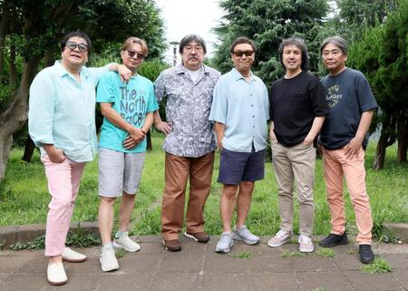 　ポーズを決める「杉山清貴＆オメガトライブ」の（左から）吉田健二、大島孝夫、大阪哲也、杉山清貴、高島信二、西原俊次（撮影・石井剣太郎）