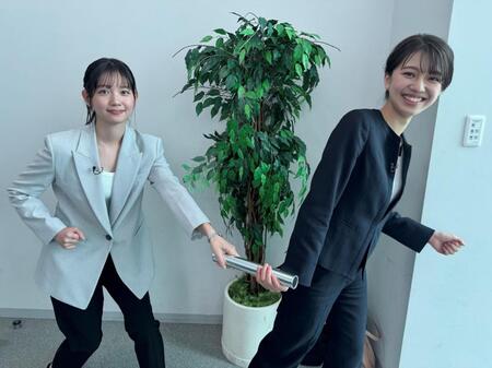 　「モヤモヤさまぁ～ず２」のアシスタント交代のバトンを渡す田中瞳アナ（左）と齊藤陽アナ【©テレビ東京】