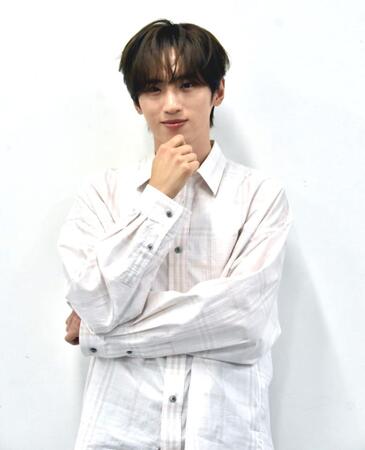 　弁護士らしいポーズのリクエストに応えるＩＮＩ・許豊凡