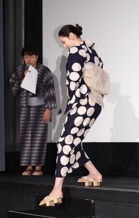 　会場を後にする長澤まさみ（撮影・佐々木彰尚）