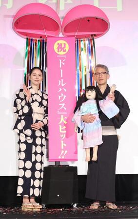 　舞台あいさつに登場した長澤まさみ（左）と矢口史靖監督（撮影・佐々木彰尚）