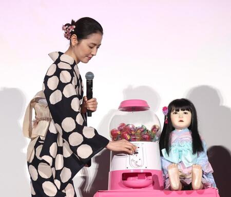 　ガチャガチャを回す長澤まさみ（撮影・佐々木彰尚）