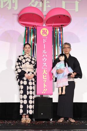 　舞台あいさつに登場した長澤まさみ（左）と矢口史靖監督（撮影・佐々木彰尚）