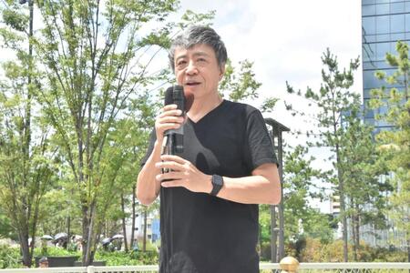 　初の街頭演説を行った世良公則氏