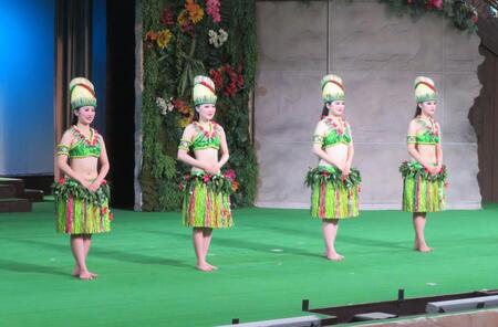 デビューした新人フラガールの（左から）ＳＨＩＺＵＫＵ、ＡＭＩ、ＲＩＯ、ＲＩＮＯ