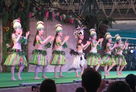 デビューステージで熱演する新人フラガールら