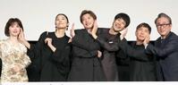 　上機嫌でポーズを決める（左から）宮澤エマ、小池栄子、田中圭、松山ケンイチ、梶原善、三谷幸喜監督（撮影・金田祐二）