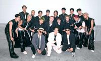 　開演前に写真撮影する（前列左から）Ｄｅｅ、ＥＸＩＬＥ　ＮＡＯＴＯ、ＳＨＩＧＥ。後列はファイナリスト１６人